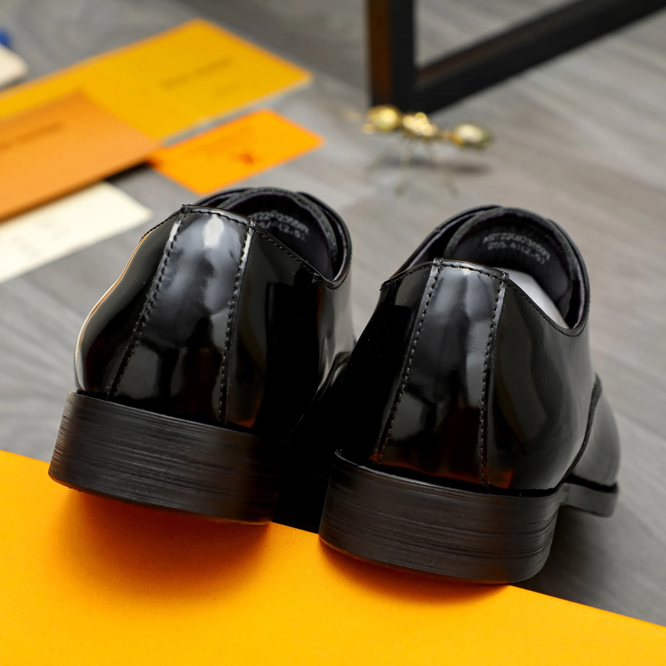 Men's shoes 💰560 Product trademark: LV "Louis Vuitton" business formal lace-up leather shoes Regular size: 37-46 Product materials: Selected high-quality pearlescent cowhide upper, pigskin lining, rubber outsole